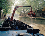 823955 Afbeelding van het opdreggen van fietswrakken uit de Oudegracht te Utrecht ter hoogte van de Strosteeg, met ...